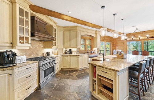 North Frontenac House | Heron Lodge | Lakefront + Hot Tub + Theater Room