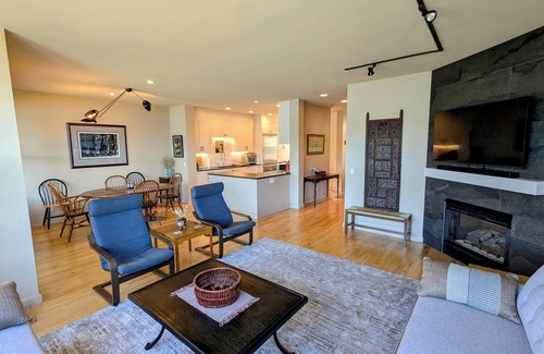 Port Ludlow House | Heron's Nest is a waterfront spectacular 3-bedroom townhome in Port Ludlow