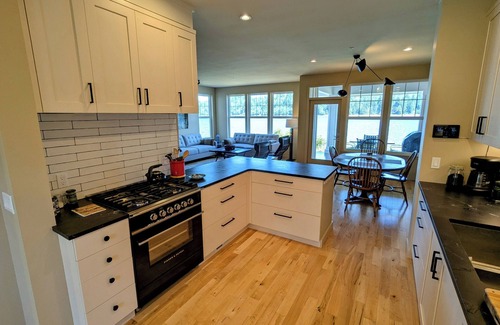 Port Ludlow House | Heron's Nest is a waterfront spectacular 3-bedroom townhome in Port Ludlow