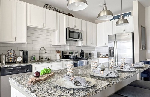 Cornelius Apartment | Herons Perch, Elevators, Pool, Gym