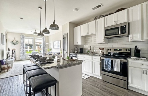 Cornelius Apartment | Herons Perch, Elevators, Pool, Gym