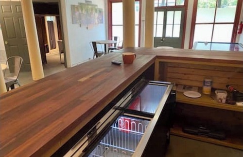 Eureka Springs Historic District House | HGTV feature Main St d’town! 3 cozy units, sleeps 16 w Private Bar + gameroom!