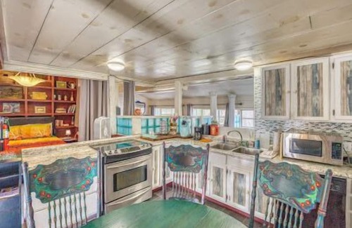 Eureka Springs Historic District House | HGTV feature Main St d’town! 3 cozy units, sleeps 16 w Private Bar + gameroom!