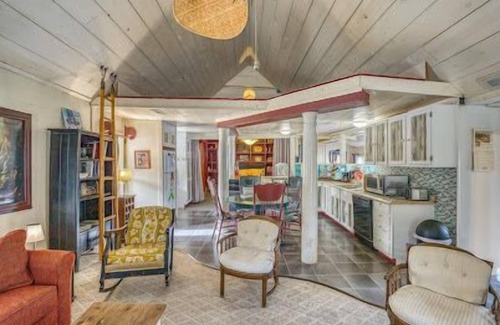 Eureka Springs Historic District House | HGTV feature Main St d’town! 3 cozy units, sleeps 16 w Private Bar + gameroom!
