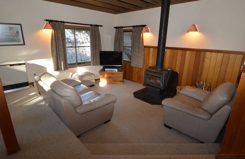 Thredbo Ski Chalet | Hi Plains Garadyigan Chalet is nestled in the natural bush setting of Woodridge