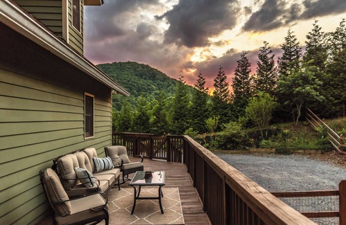Gerton Cabin | Hickory Nut Hideaway by AvantStay | Mountain Views