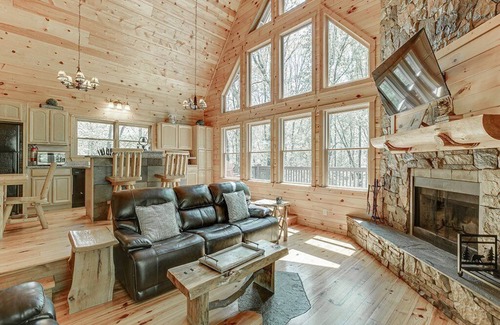 Cleveland Cabin | Hickory Woods- Private Couples Paradise, Huge Hot Tub, Pool Table and Frieplace