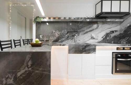 Mandaue Apartment | Hidden City Gem Free Disney Netflix 2 x 65inch TV