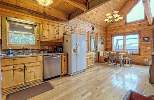 Hayesville Cabin | Hidden Escape Chalet - by Chatuge Home Concierge Lake and mountain views, fire pit, hot tub