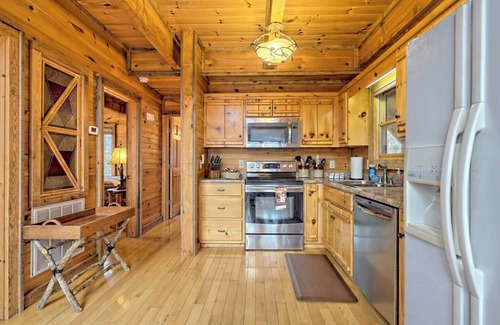 Hayesville Cabin | Hidden Escape Chalet - by Chatuge Home Concierge Lake and mountain views, fire pit, hot tub