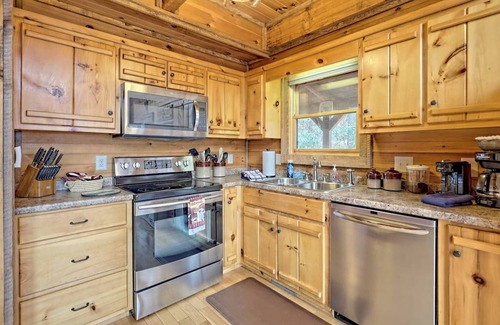Hayesville Cabin | Hidden Escape Chalet - by Chatuge Home Concierge Lake and mountain views, fire pit, hot tub