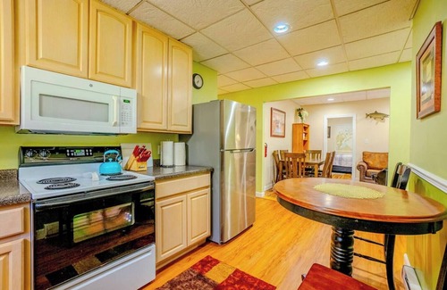 Bayfield Condo | Hidden Gem, 3 Bed Cozy Condo - Dogs Welcomed - 1 block from marina