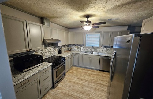 Houston County House | Hidden Gem - 3BD, 2FB w/Jacuzzi + Pool Table