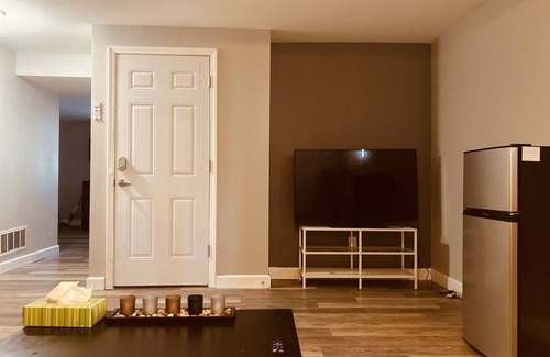 Charlack Apartment | HIDDEN GEM! 7 MINS TO AIRPORT W/PRIVATE ENTRANCE