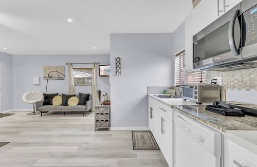 Biscayne Park Cottage | Hidden Gem Charming cottage in biscayne park with AC and Wifi