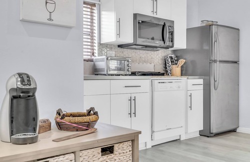 Biscayne Park Cottage | Hidden Gem Charming cottage in biscayne park with AC and Wifi