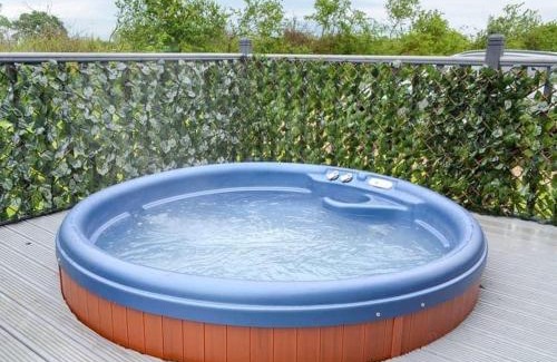 Malton House | Hidden Gem Lodge with Hot Tub