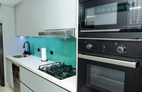 Cali Apartment | Hidden gem & modern, 2bed/3bath apt. w/private parking. 5 min to local shops!