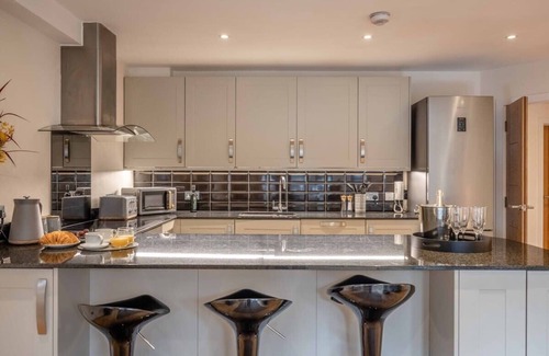 Windsor City Centre Apartment | Hidden Gem With Windsor Castle Views & Parking
