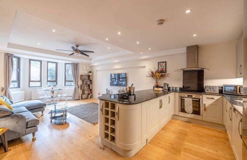 Windsor City Centre Apartment | Hidden Gem With Windsor Castle Views & Parking