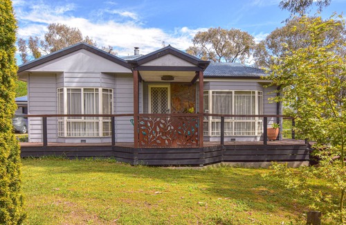 Myrtleford House | Hidden Haven - Entire home, nestled among trees and wildlife
