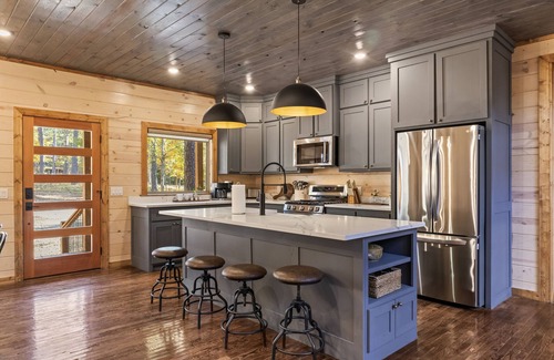 Pickens Cabin | Hidden Haven Lodge - Huge outdoor area, Hot tub, FREE firewood, Games!