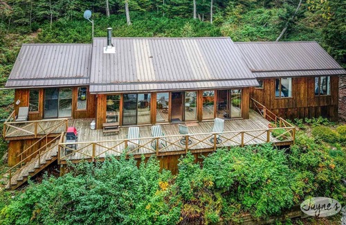 Minett Cottage | Hidden island gem on Lake Joe! Cozy and rustic 3bdrm with 500' of shoreline!