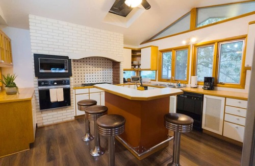 Eureka Springs House | Hidden Oasis|Big House w/Pool 1mi to Downtown ES