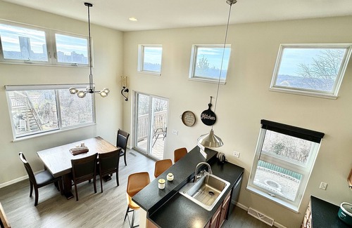 Pittsburgh House | Hidden Pearl - City Skyline View - Free Hot Spa