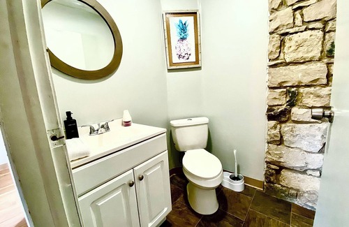 Port Clinton Apartment | Hidden Studio Retreat + Walk to Jet Express+Dining