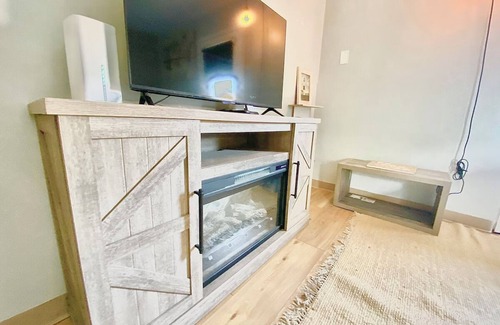 Port Clinton Apartment | Hidden Studio Retreat + Walk to Jet Express+Dining