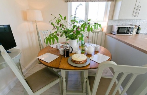 Ty Croes Apartment | Hideaway - a dog that sleeps 4 guests in 2 bedrooms