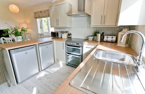 Ty Croes Apartment | Hideaway - a dog that sleeps 4 guests in 2 bedrooms