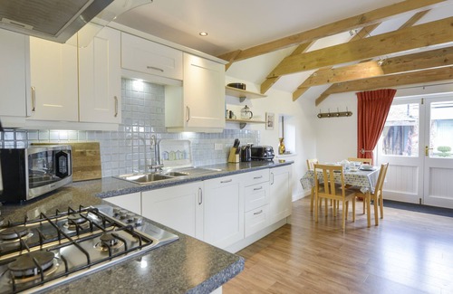 Charlestown Cottage | HIDEAWAY BARN, with a garden in Charlestown