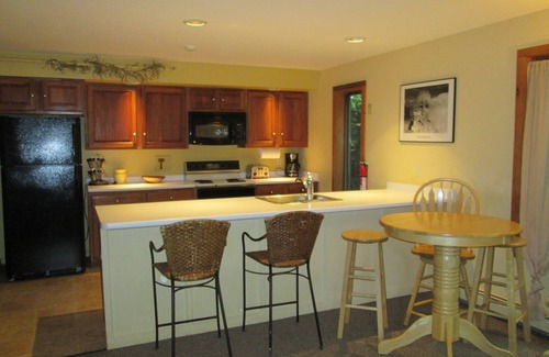 Killington Apartment | Hideaway Chalet Upper Level -Luxury Apartment Great Location, Hot Tub, Deck