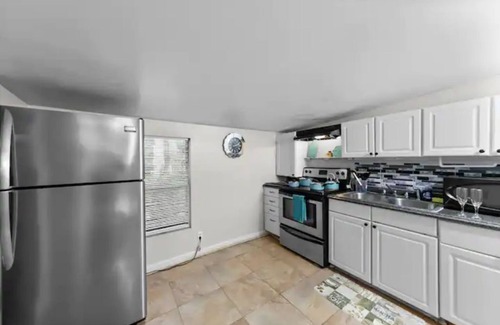 Arlington House | Hideaway Nest Saver, Long-Term, Skylights, W/D