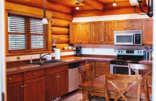 West Glacier House | Hideaway - West Glacier Log Home – Private Hot Tub