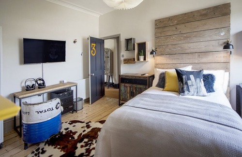 Cotham House | higgihaus (#46, 2-4 Bed ). Small Groups. Hip Location. Sleeps 4 - 10.