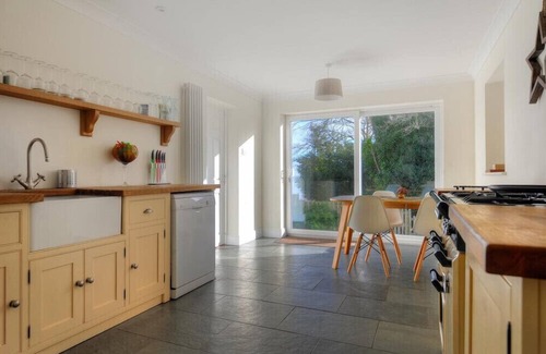 Lyme Regis House | HIGH CLIFF COTTAGE, pet friendly, with a garden in Lyme Regis