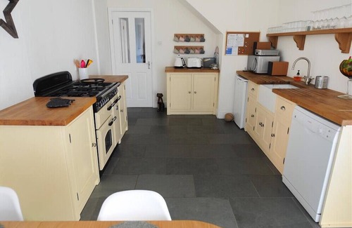 Lyme Regis House | HIGH CLIFF COTTAGE, pet friendly, with a garden in Lyme Regis