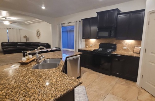 Las Cruces House | High Desert Haven: 4Rooms-Fully Stocked Kitchen, Family Friendly w/Game Room.