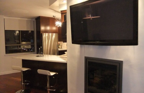 Central Waterfront Condo | High-End, Downtown, Lakefront 2 BEDROOM + DEN