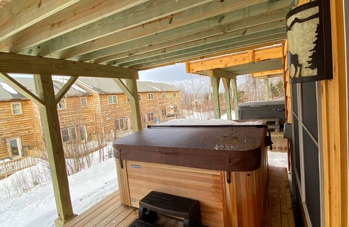 Carrabassett Valley House | High-end Ski/Golf retreat hot tub, fireplace, 4 bd rm, game rm.