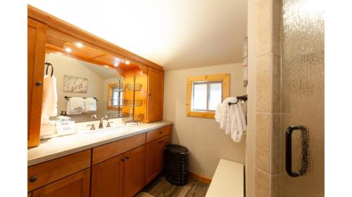 Red River House | High Expectations - In Town - New Property! - Fireplace - Adjustable Bed - Fenced Yard