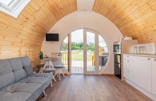 Arnold Cottage | High Farm Deluxe Pod (Hot Tub)