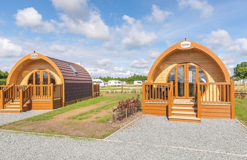 Arnold Cottage | High Farm Deluxe Pod (Hot Tub)