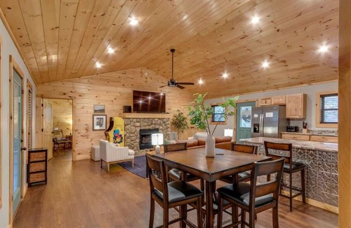 Gatlinburg - Pigeon Forge Cabin | High Johnny’s Hideout Secluded, Private Hot Tub