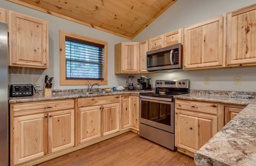 Gatlinburg - Pigeon Forge Cabin | High Johnny’s Hideout Secluded, Private Hot Tub
