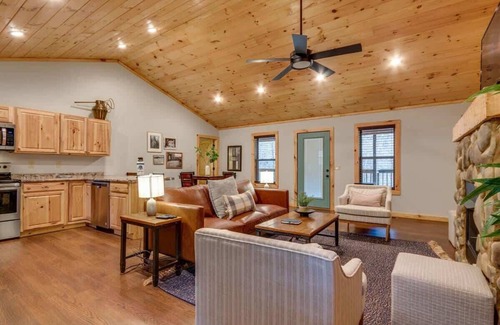 Gatlinburg - Pigeon Forge Cabin | High Johnny’s Hideout Secluded, Private Hot Tub