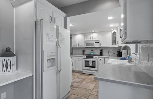 Mayfield House | High Lake Hideaway: 5BR Retreat, Tramp, Winter Fun